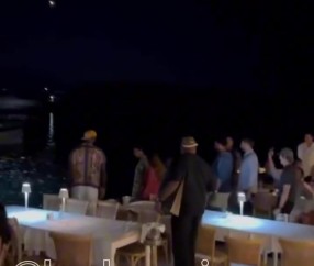 詹姆斯希腊科孚岛赛前度假 与热情球迷亲切合影