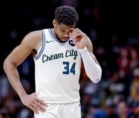 开云体育app-Haynes：字母哥迟早被交易 雄鹿必须做决定 还要浪费他的天赋吗？