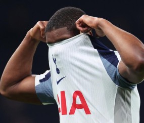 开云体育-1-3！十人热刺5连败+11轮不胜，距降级区仅1分，球迷失望半场退场