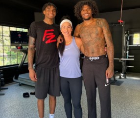 这核心力！健身教练晒杰伦-格林高难度训练 金鸡独立双手提举杠铃