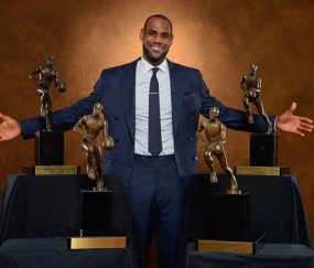 开云体育下载-记者评21世纪至今各大奖项：詹姆斯包揽MVP 最佳防守球员最佳新秀